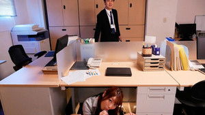 中出しOK淫語と汗蒸しパンチラで女上司に誘惑されっぱなしのボク háttérkép