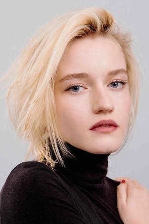 Julia Garner profil kép