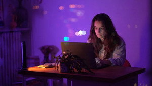 Balance tes réseaux : enquête sur le sexisme háttérkép