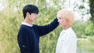 멀리서 보면 푸른 봄 kép