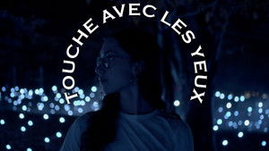 Touche avec les yeux háttérkép