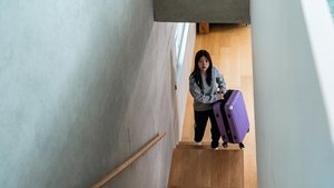캐리어를 끄는 소녀 háttérkép