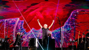 Roger Waters: Us + Them háttérkép