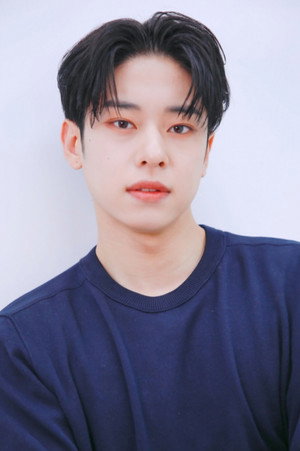 Kim Dong-hyun profil kép