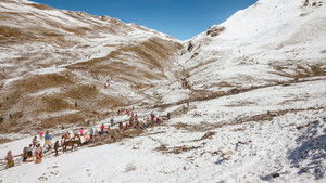 Au-delà des hautes vallées háttérkép