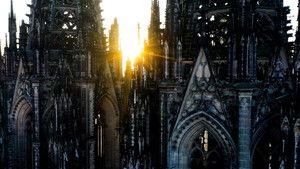 Der Kölner Dom - Die französische Kathedrale am Rhein háttérkép