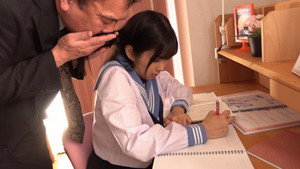 お母さんは中年オヤジ達の相手をしなさいと命令します。孝行娘だねとおじさん達は褒めてくれるけど…もうこんな事したくない háttérkép