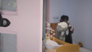 Maternité sous écrou háttérkép