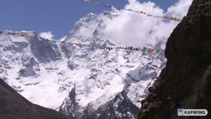 Un nuage sur le toit du monde háttérkép