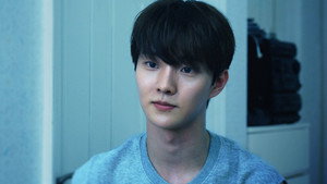 아파트: 리플리의 세계 háttérkép