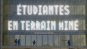 Étudiantes en terrain miné háttérkép