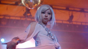 彼女は夢で踊る háttérkép