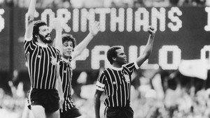 Democracia em Preto e Branco háttérkép