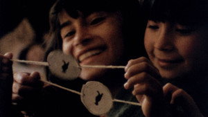 Cien niños esperando un tren háttérkép