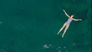 Une femme à la mer háttérkép