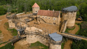 Le défi fou de GUÉDELON, construire un CHÂTEAU en AUTONOMIE TOTALE sans PÉTROLE comme au MOYEN ÂGE háttérkép