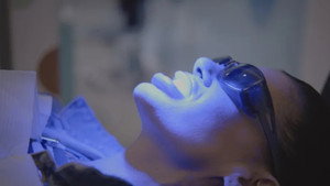 Des dents blanches... au rire jaune ! háttérkép