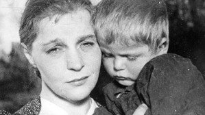 Она защищает Родину háttérkép