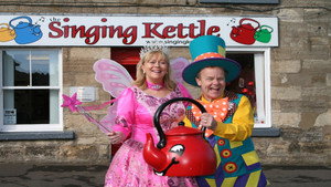 The Singing Kettle: Live háttérkép