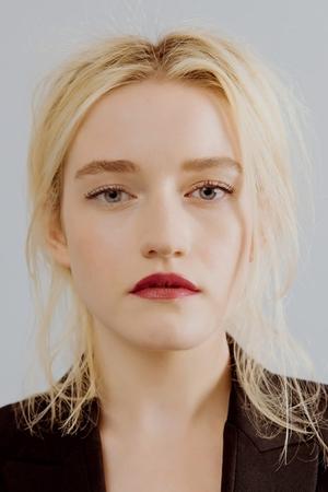 Julia Garner profil kép