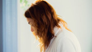 Sobre uma Mulher háttérkép