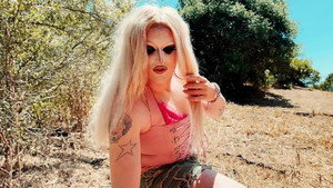 Feral Female háttérkép