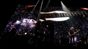 Roger Waters: Us + Them háttérkép