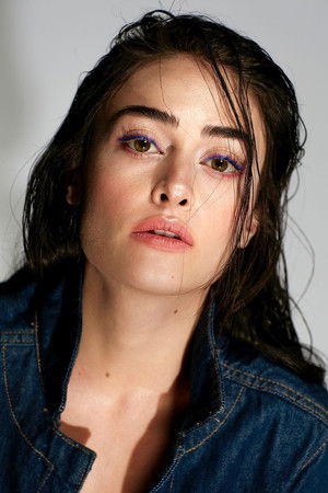 Esra Bilgiç profil kép