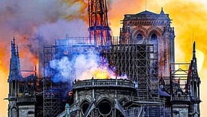 A Notre-Dame lángokban háttérkép