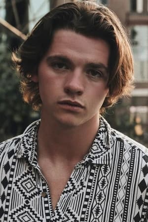 Joel Courtney profil kép