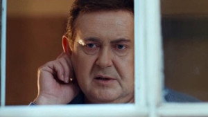 Человек у окна háttérkép