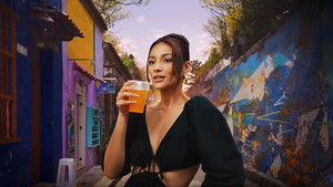 Egy ital Shay Mitchell-lel kép
