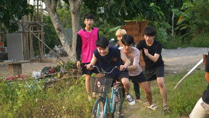 บ้านพักหลังป่วนกับก๊วนเด็กเมือง háttérkép
