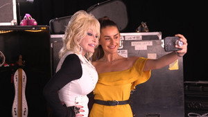 Amber & Dolly: 9 to 5 háttérkép