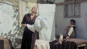 הבית ברחוב שלוש háttérkép