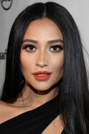 Shay Mitchell profil kép