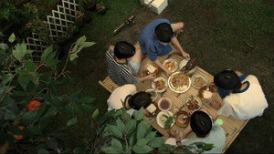 ต้นส้มอยู่บ้านเขา แต่ผลส้มหล่นมาบ้านเราตลอดเลย kép