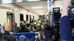 압수수색: 내란의 시작 háttérkép