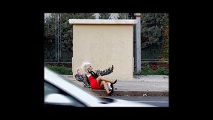 Miss Rimbombanzia doing her makeup in Avenida de los Poblados, 173 háttérkép