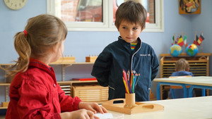 Le maître est l'enfant háttérkép