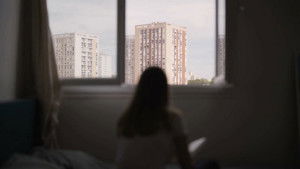 Étudiantes en terrain miné háttérkép