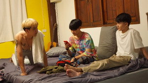 บ้านพักหลังป่วนกับก๊วนเด็กเมือง háttérkép