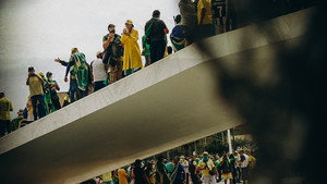 8/1 – A Democracia Resiste háttérkép