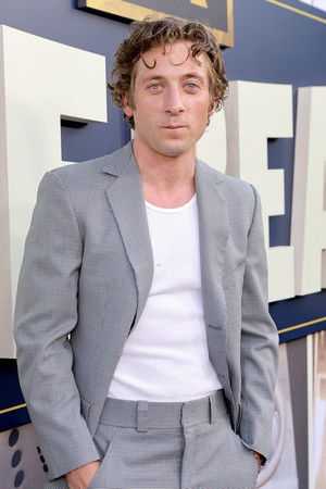 Jeremy Allen White profil kép