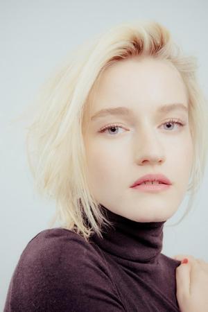 Julia Garner profil kép