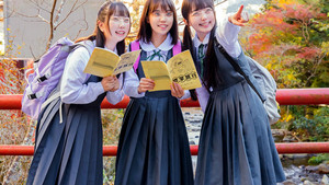 【修学旅行の思い出は初めての乱交】背伸びしたがるメスガキたちが修学旅行でハメ外しまくりヤリまくり乱交！中出ししまくりの修学旅行は最高の思い出 háttérkép