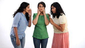 அச்சம் மடம் நாணம் பயிர்ப்பு háttérkép