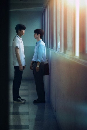 소년, 주의 poszter