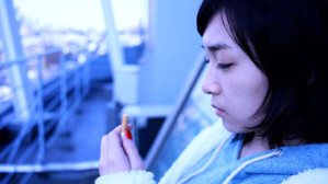 彼女は何気にこうするのよと言い、 háttérkép