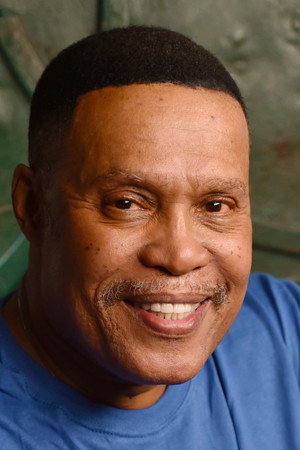 L. Warren Young profil kép